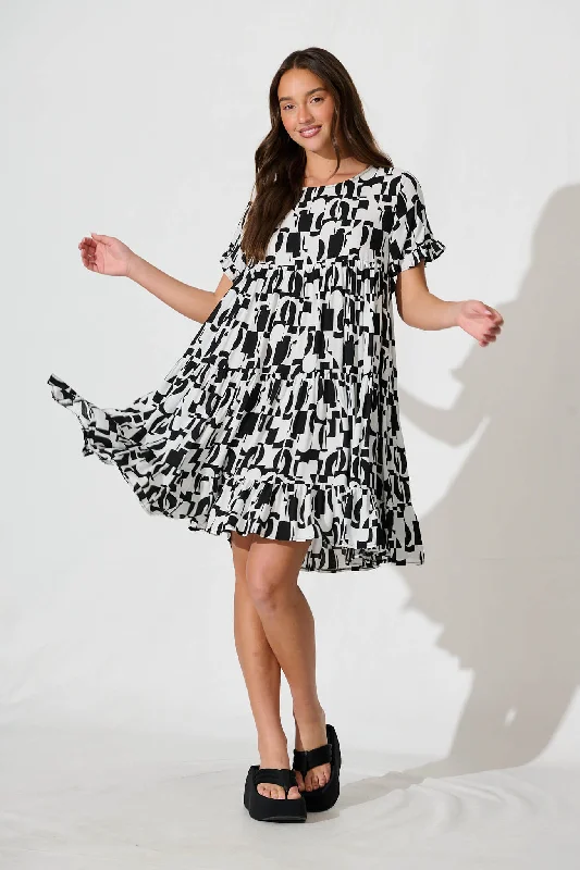 Best Deals Jacklyn Smock Dress in Black and White Graphic Print